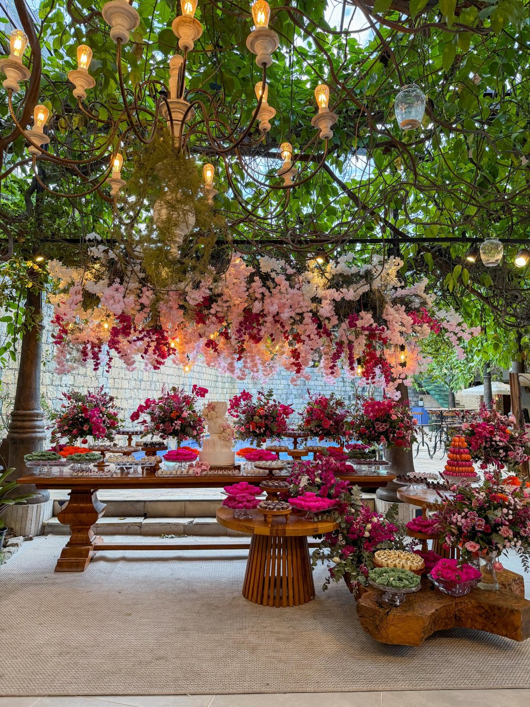 Mesa decorada com flores naturais